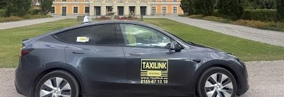 Taxilinks Tesla framför Nynäs slott utanför Nyköping – taxi Nyköping till Nynäs slott
