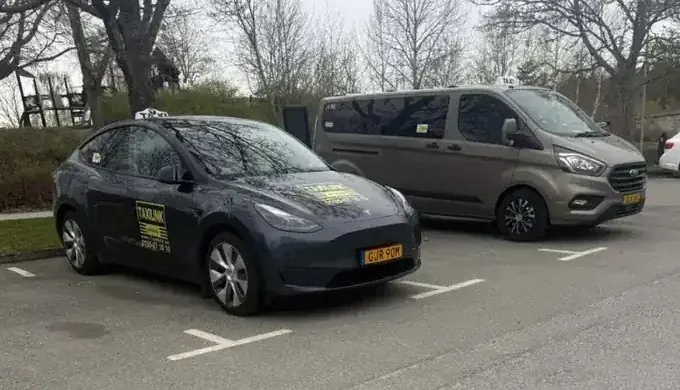Taxilink Nyköping flotta – Tesla Model Y och Ford Tourneo minibuss